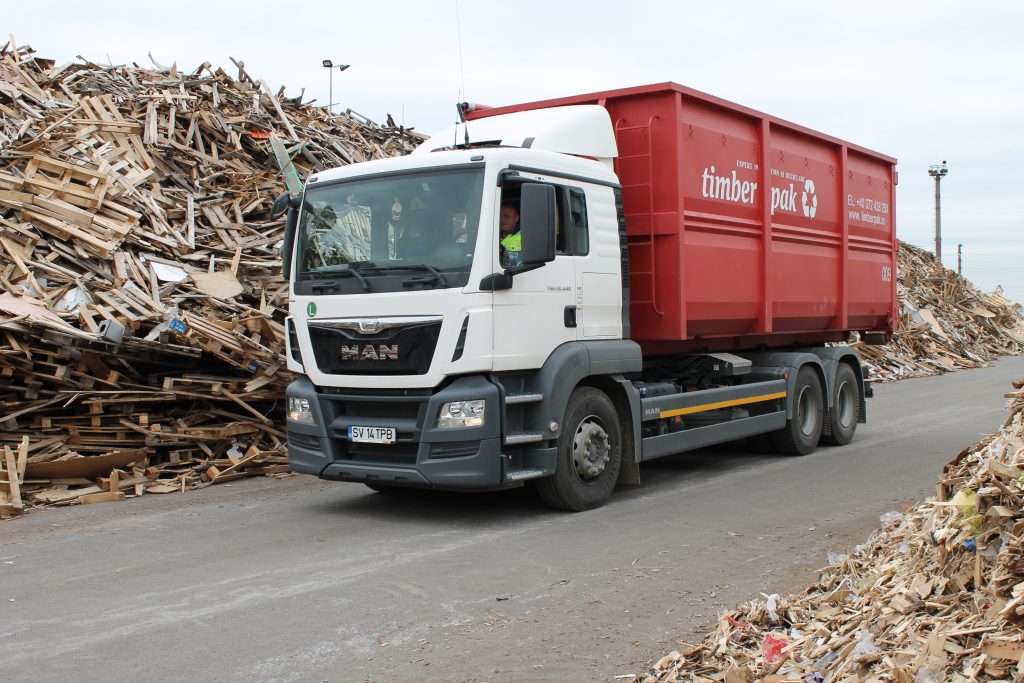EGGER a dezvoltat locații similare în Marea Britanie și în Germania și colectează în total, 480.000 de tone de lemn reciclabil anual.