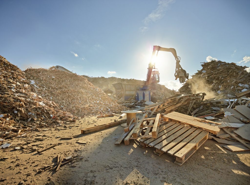 EGGER Timberpak este soluția pentru reciclarea lemnului în România. EGGER a investit 60 milioane EUR în 5 ani în facilități de reciclare a lemnului.