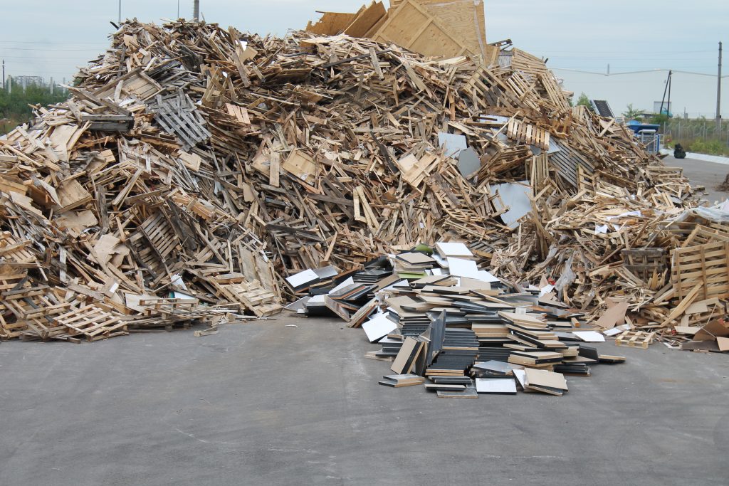 EGGER Timberpak cumpără paleți deteriorați, mobilier vechi, deșeuri de plăci aglomerate din lemn, ambalaje din lemn, deșeuri lemnoase de la construcții și demolări, deșeuri lemnoase municipale sau biomasă. 