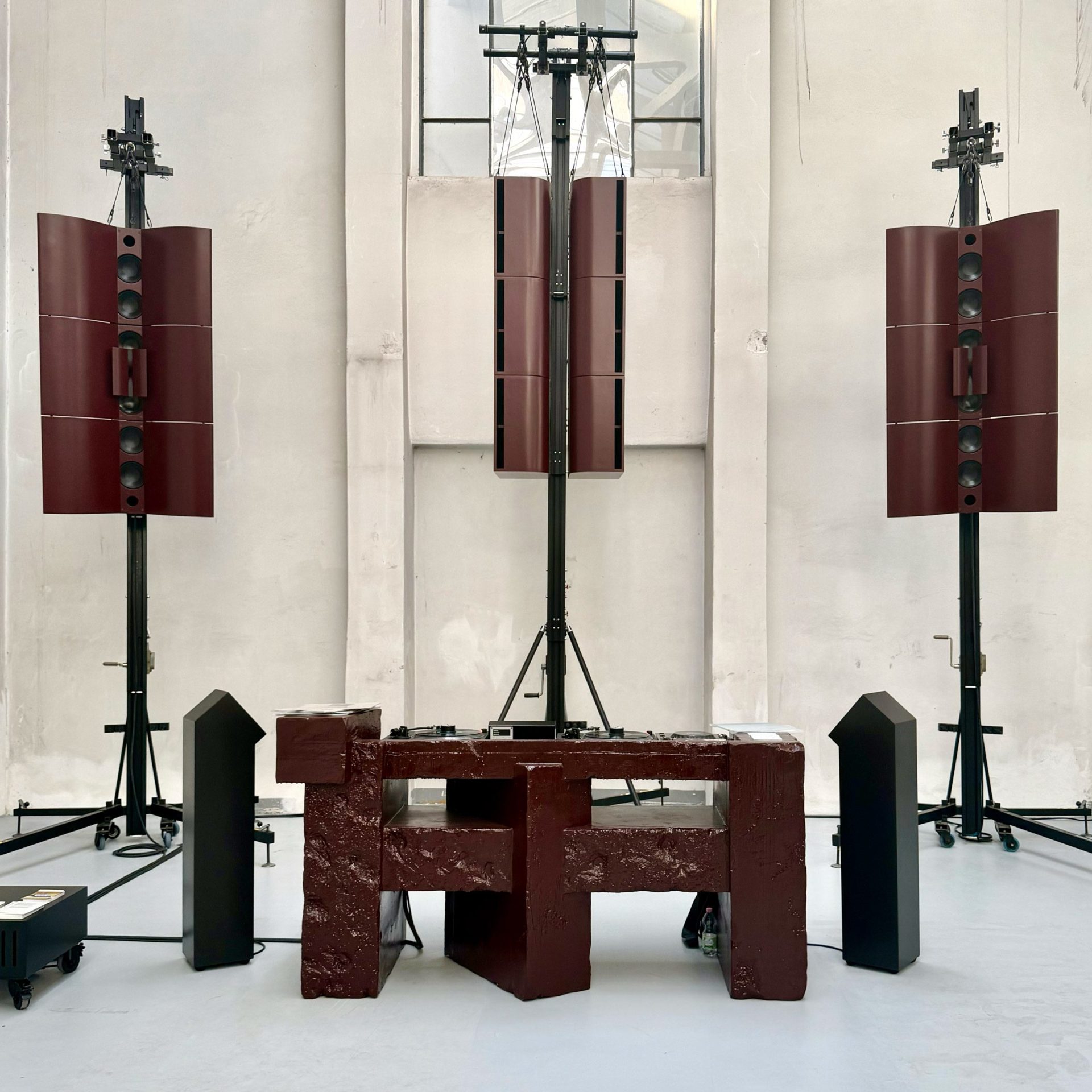 Lămpi sci-fi și mobilier gonflabil la cea mai importantă săptămână a designului din lume, Milan Design Week 2026