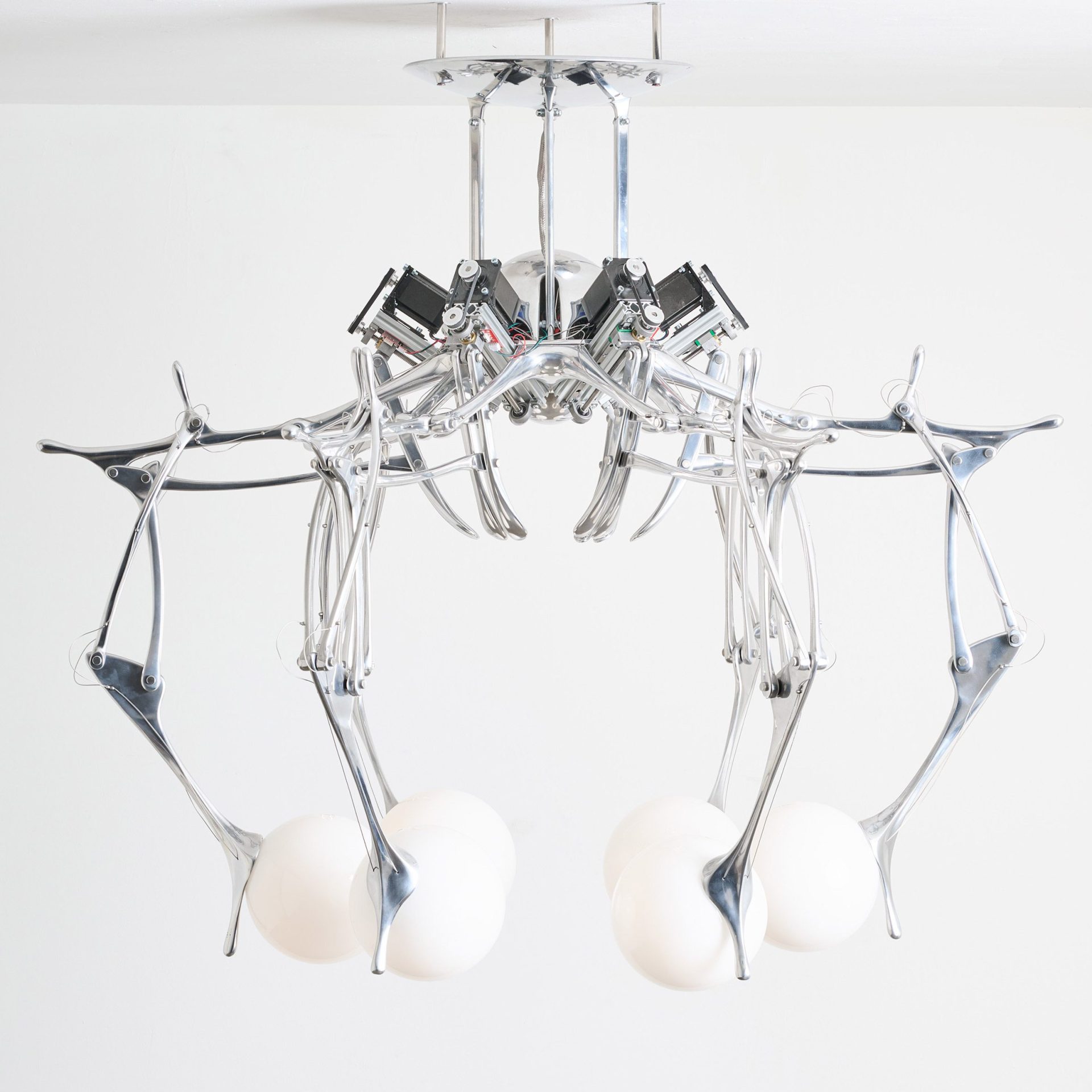 Lămpi sci-fi și mobilier gonflabil la cea mai importantă săptămână a designului din lume, Milan Design Week 2026